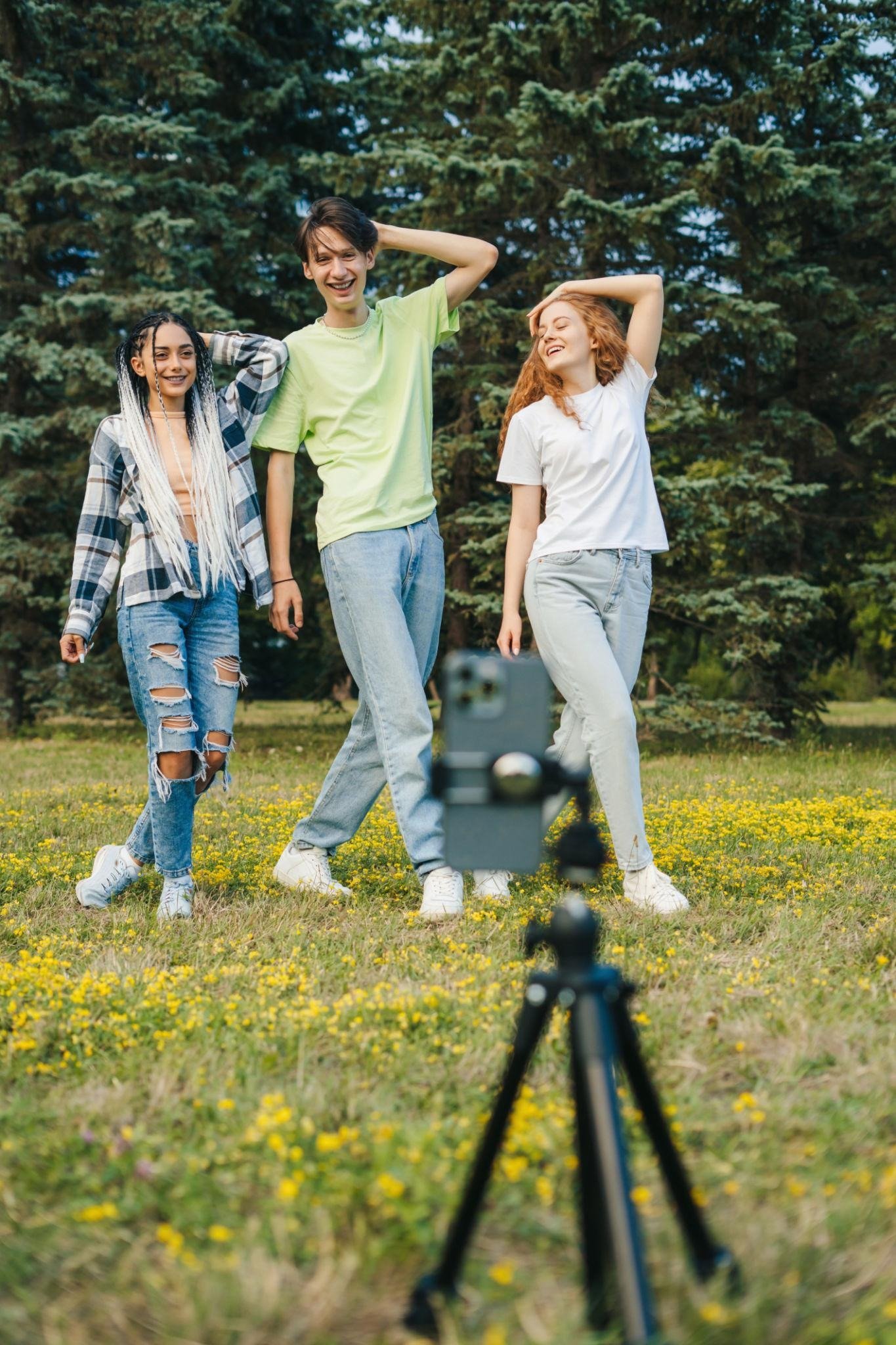 3 persones en posa per fer un tiktok
