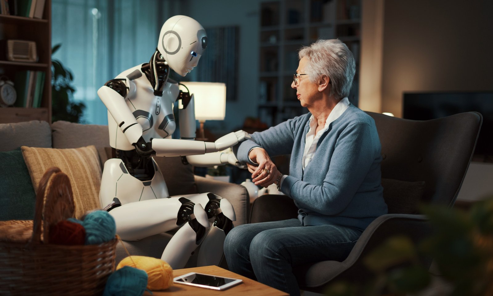 Persona mayor hablando con intelligencia artificial